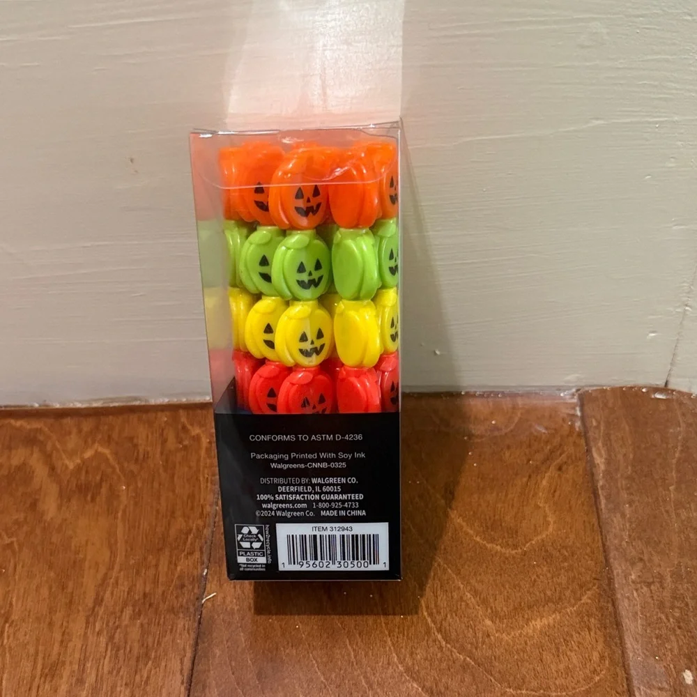 NWT Halloween Pumpkin Crayons Set